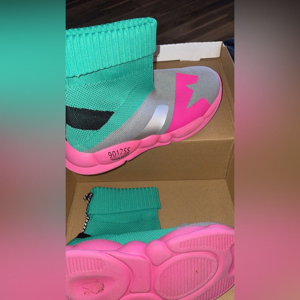 Very stylish and like new footwear!